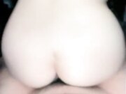 丰满身材尖尖奶头少妇户外双人车震 夜晚车后座啪啪翘着大白屁股上下套弄