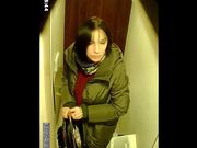 经典厕所偷拍还有外国小姐姐,狼友们有福了