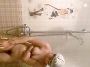 挺奶嫩妹在自家浴室边洗澡边和网友聊天自拍